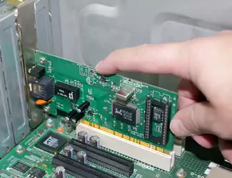 Процес установки мережевої карти в слот PCI на материнській платі