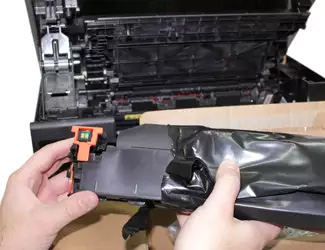 Розпакування нового картриджа (для лазерного принтера HP LaserJet M1132 MFP) из коробки